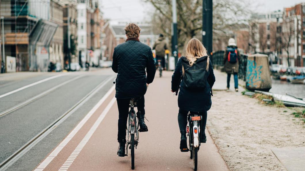 Fietsende mensen