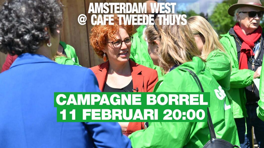 Mensen die campagne voeren voor groenlinks buiten in de zon, met elkaar in gesprek, met groenlinks jasjes aan. Op de foto staat Amsterdam West @ cafe tweede thuys campagne borrel 11 februari 20:00
