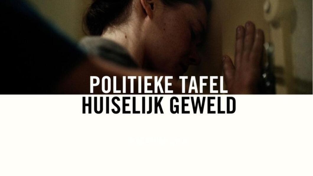 poster over de activiteit met de informatie en het PRO logo, samen met een duistere foto van een vrouw die tegen een deur leunt, we zien haar gezichtsuitdrukking niet