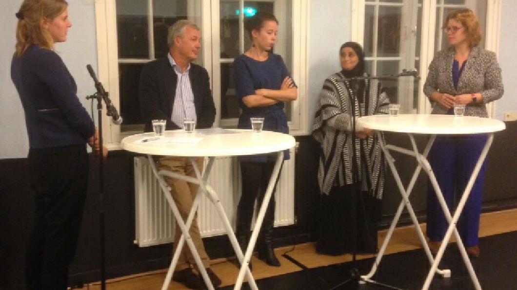 Vlnr Dorrit de Jong (gespreksleider), Eelco Damen (voorzitter Raad van Bestuur Cordaan), Femke Roosma (gemeenteraadslid A'dam namens GroenLinks), Mbarka N'bir (manager thuiszorg), Linda Voortman (lid Tweede Kamer namens GroenLinks) Bijeenkomst vrouwen in de thuishulp