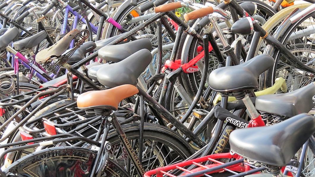 geparkeerde fietsen in Amsterdam
