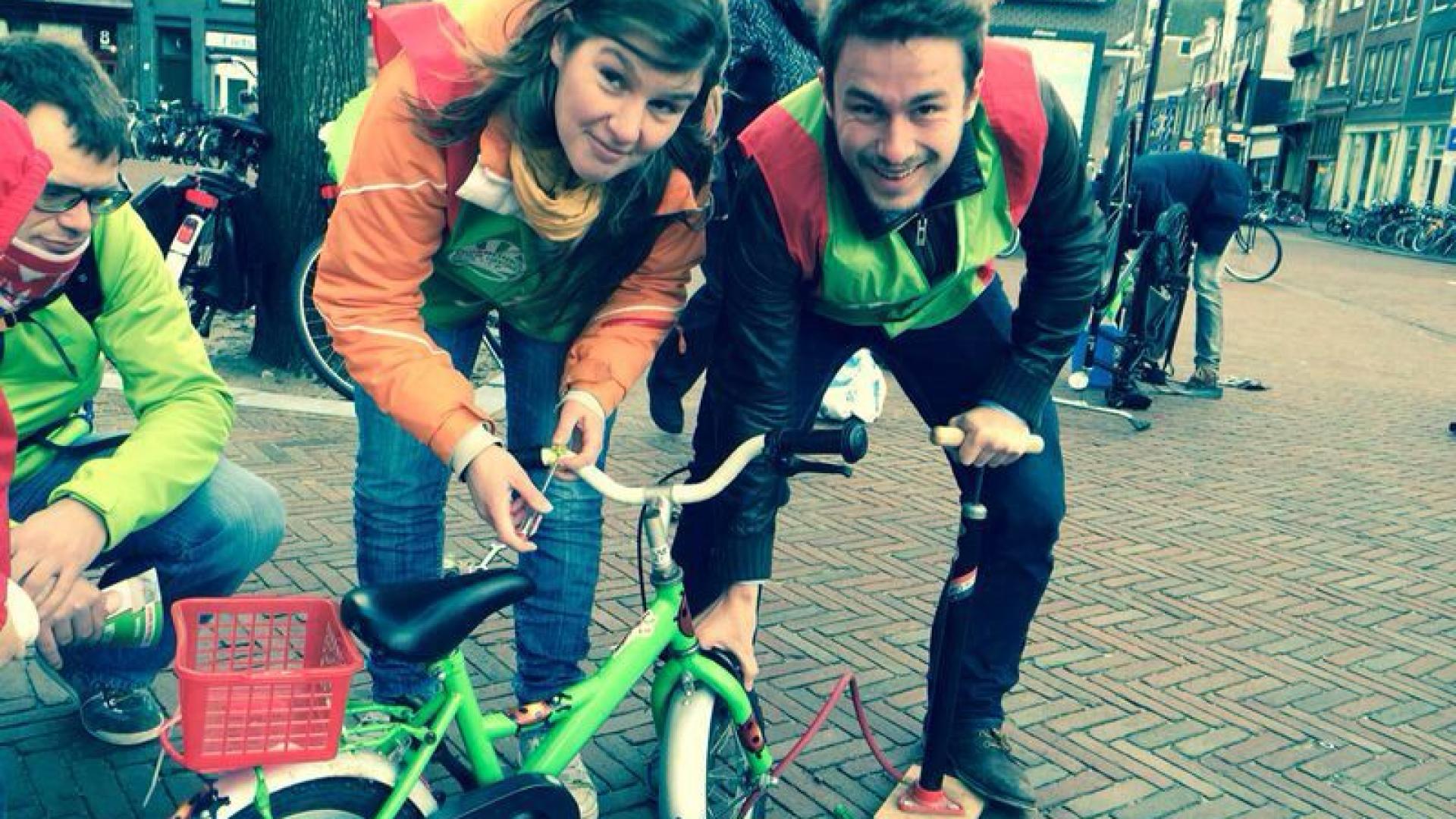 Gemeenteraadskandidaat Marie-Anne van Reijen repareert kleine fiets